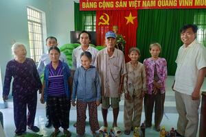 UBMTTQ Việt Nam xã Hòa An cùng mạnh thường quân gặp mặt, tặng quà  cho các hộ nghèo thôn Đông Phước, xã Hòa An