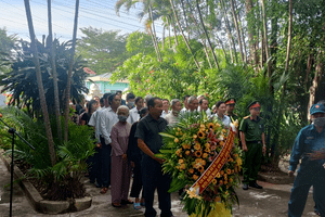 Tổ Chức Lễ Đặt Vòng Hoa Và Niệm Hương Tại Nhà bia ghi danh Liệt Sĩ xã Nhân kỷ niệm 76 năm  ngày Thương binh liệt sĩ (27/7/1947 – 27/7/2023)