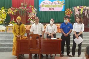 Hội phụ nữ phối hợp Mặt trận, các hội đoàn thể xã Hoà An cùng với cô Trí chùa  An Ninh, Vĩnh Phú  và quý phật tử tặng quà cho phụ nữ nghèo.