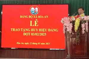 ĐẢNG BỘ XÃ HÒA AN TỔ CHỨC LỄ TRAO TẶNG HUY HIỆU ĐẢNG ĐỢT 03/02/2025